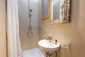 Een douche, een haardroger, toiletpapier