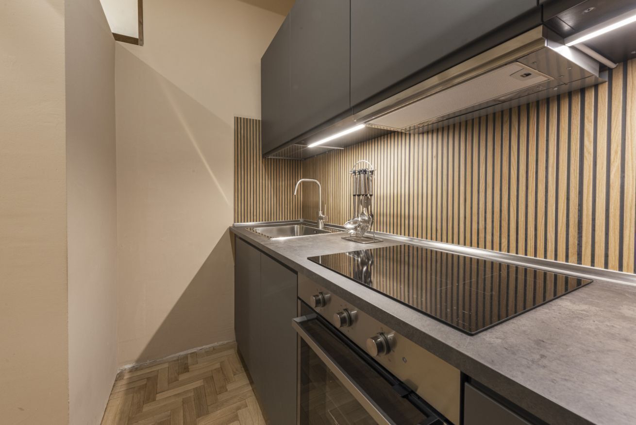Fridge, oven, stovetop, coffee/tea maker