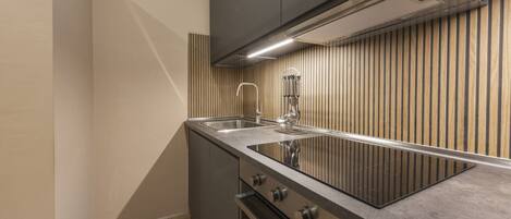 Fridge, oven, stovetop, coffee/tea maker