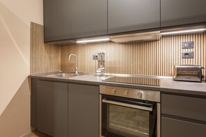 Kühlschrank, Ofen, Herdplatte, Wasserkocher mit Kaffee-/Teezubehör