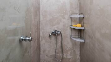 Sèche-cheveux, serviettes fournies, papier toilette