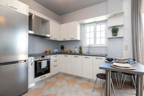 Microwave, dishwasher, coffee/tea maker, electric kettle