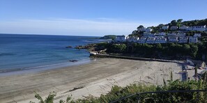 Perto da praia, espreguiçadeiras 