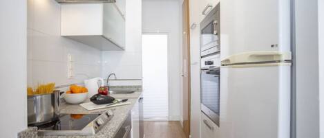 Een koelkast, een microgolfoven, een oven, een kookplaat