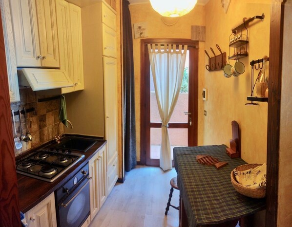 Frigorifero, forno, piano cottura, macchina per tè/caffè