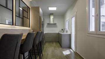 Een koelkast, een microgolfoven, een oven, een vaatwasser