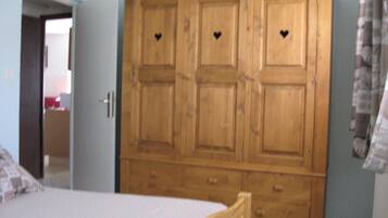 2 chambres, fer et planche Ă repasser