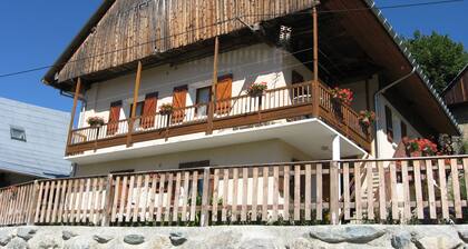 La bergĂšre  au hameau de La Chal