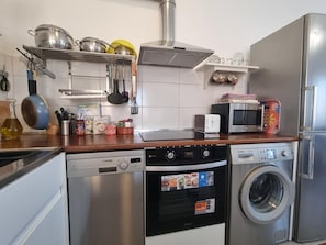 Kühlschrank, Mikrowelle, Ofen, Herdplatte