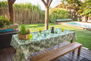 Outdoor dining - Private swimming pool (heated in season), peace and quiet, charming house : Chez Milou (Saint-Crépin-D'auberoche)