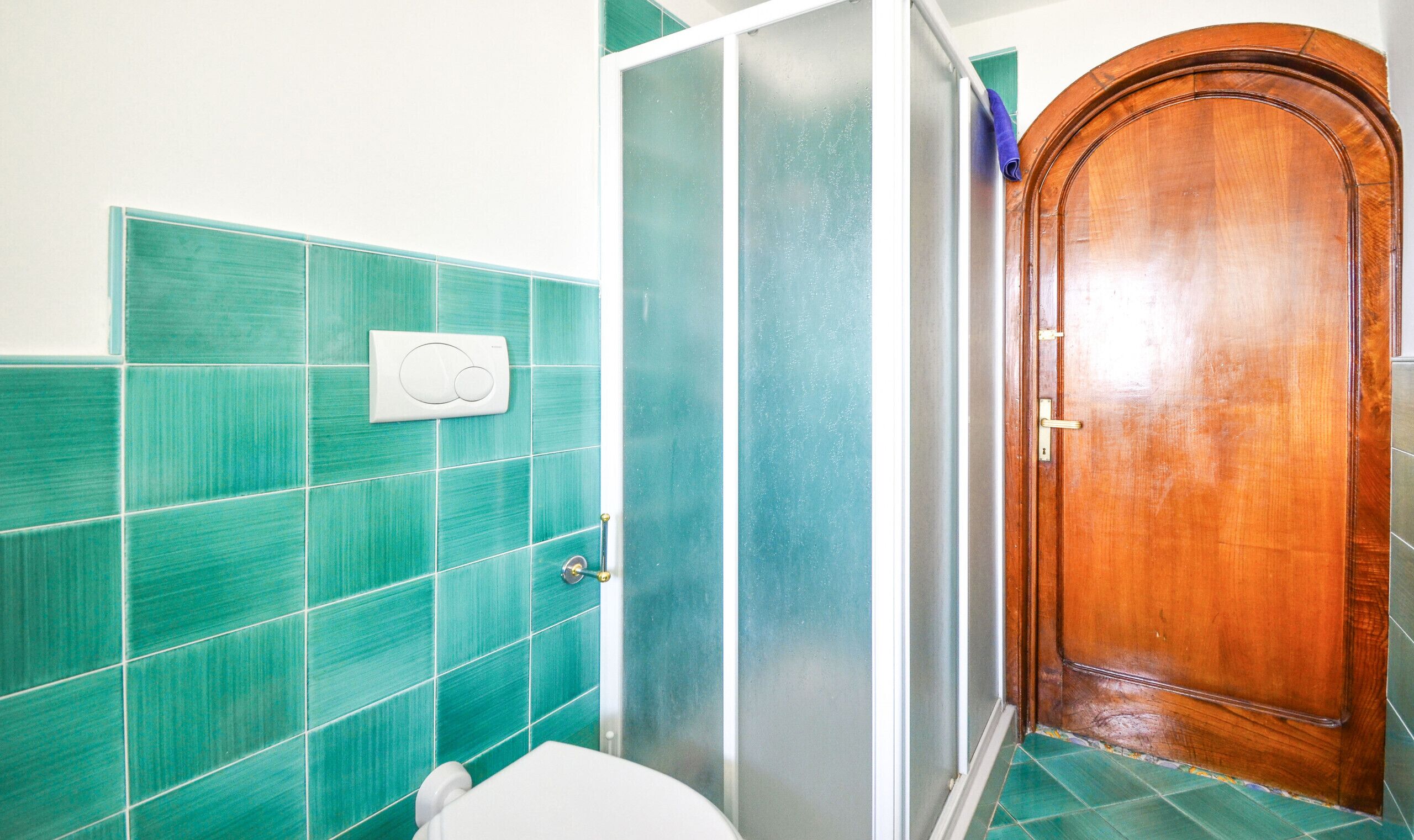 Douche, sèche-cheveux, bidet, serviettes fournies