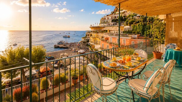 A balcony with a table, chairs, and potted plants. - AMORE RENTALS - Casa Raffi with Sea View on Positano’s Spiaggia Grande (Positano)