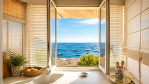 A kitchen with a view of the sea, a sink, a potted plant, and a window with blinds. - AMORE RENTALS - Casa Raffi with Sea View on Positano’s Spiaggia Grande (Positano)