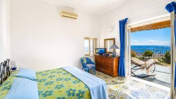 3 bedrooms, in-room safe, iron/ironing board, travel cot