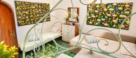 3 bedrooms, in-room safe, iron/ironing board, travel cot
