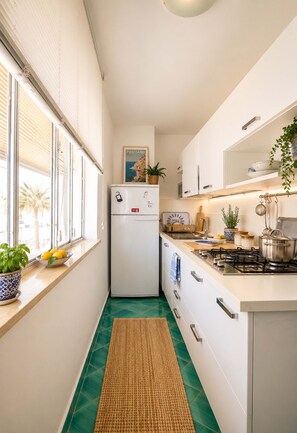 Fridge, microwave, oven, coffee/tea maker