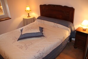 4 chambres, fer et planche à repasser, lit de bébé portatif