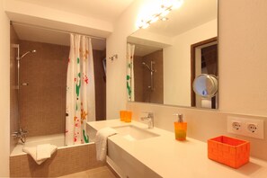 Combined shower/tub, hair dryer, towels, soap - Family friendly villa with optional pool gate , close to Pollensa and the beach. (Pollença)