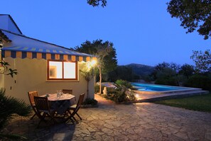 Outdoor dining - Family friendly villa with optional pool gate , close to Pollensa and the beach. (Pollença)