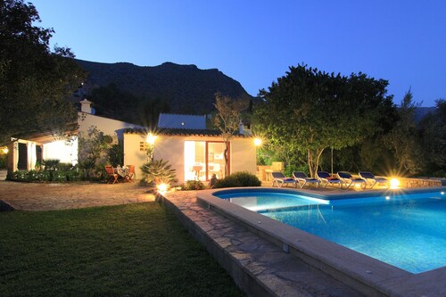 Family friendly villa with optional pool gate , close to Pollensa and the beach.