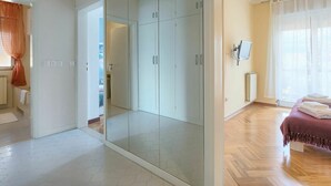 A bedroom with a bed, a wardrobe, and a bathroom visible through an open door. - Stunning private villa for 8 people with WIFI, private pool, A/C, TV and terrace (Umag)