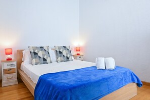 1 chambre, fer et planche Ă repasser
