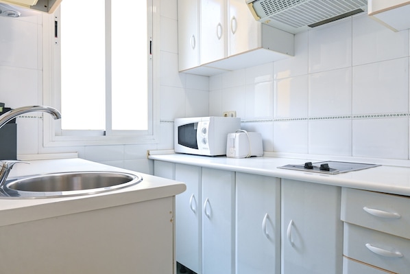 Fridge, microwave, oven, coffee/tea maker