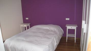 2 habitaciones, tabla de planchar con plancha y cuna de viaje