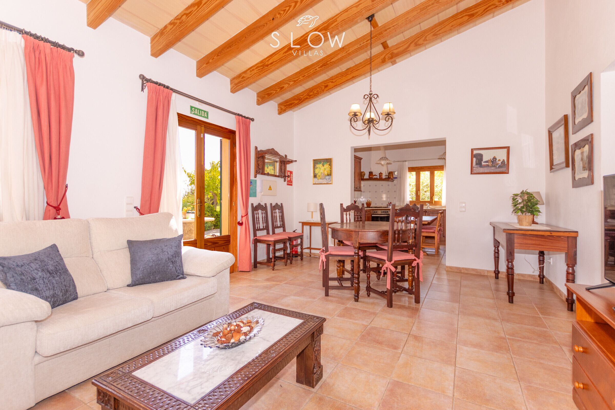 Televisie en een open haard