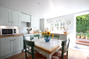 Fridge, microwave, oven, stovetop - Immaculate 5* Cape-Cod-inspired Spencer House (Sandwich)
