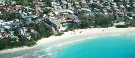 Playa en los alrededores, camastros y toallas de playa