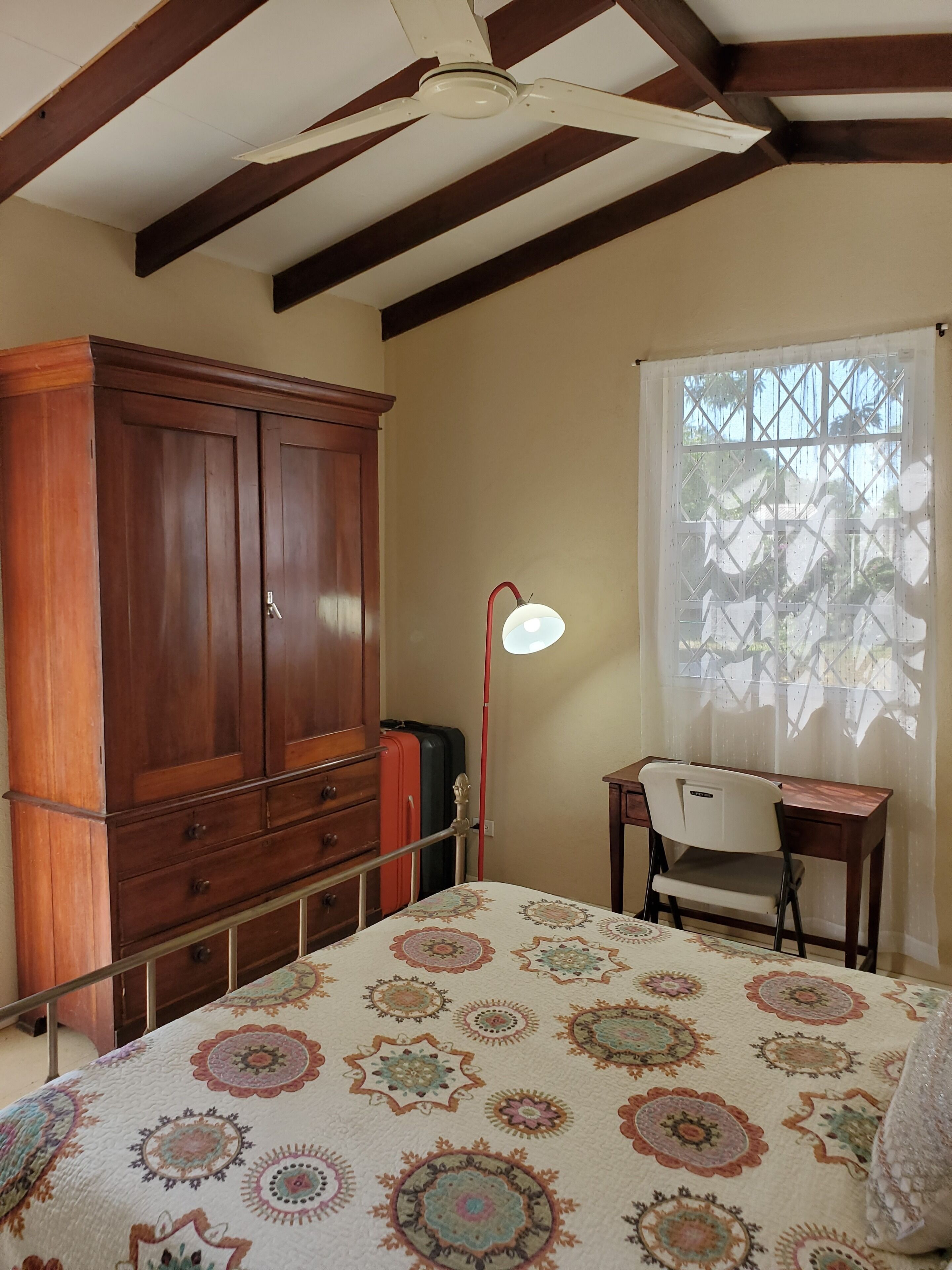 1 多间卧室、客房内保险箱、办公桌、熨斗/熨衣板