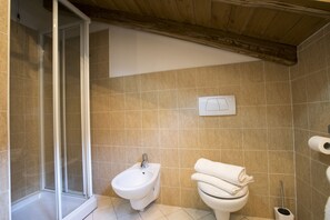 Bathtub, hair dryer, bidet, towels - Blevio Panoramica, Blevio, Italy (Blevio)