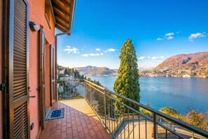 A balcony with a view of a lake, a mountain, and a cityscape. - Blevio Panoramica, Blevio, Italy (Blevio)