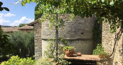 Mittelalterlicher Turm im Dorf MONTELAGELLO PG