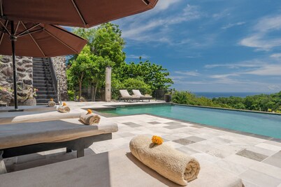 Villa Jempiring: Luxury Balinese Style Villa With Amazing Sea Views!