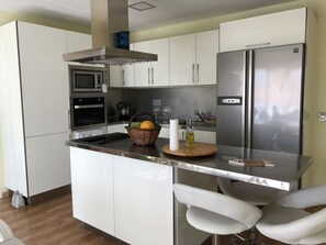 Fridge, microwave, oven, stovetop - MODERN PENTHOUSE NEAR THE SEA WITH WIFI (El Médano)