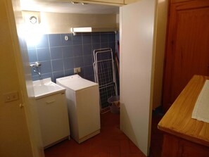 Suihku, hiustenkuivaaja, bidee, pyyhkeet