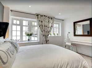 4 soverom, strykejern/-brett, reiseseng for barn og wi-fi (inkludert)