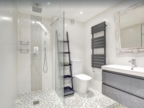A modern bathroom with a glass-enclosed shower, a toilet, and a vanity with a mirror. - Fully equipped city centre modern townhouse - 5 star rating. (Brighton)