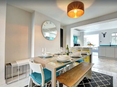 Fully equipped city centre modern townhouse - 5 star rating. 