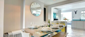 Fully equipped city centre modern townhouse - 5 star rating.