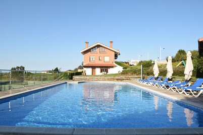 Luxury apartment with pool and tennis court. Usil-Mogro beach front