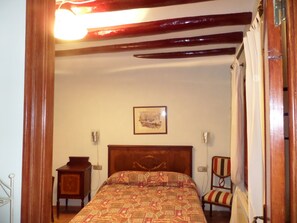 5 bedrooms, desk, iron/ironing board, free WiFi
