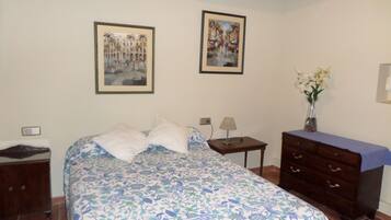 5 bedrooms, desk, iron/ironing board, free WiFi