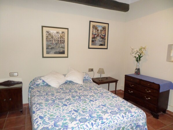 5 habitaciones, escritorio, tabla de planchar con plancha y wifi gratis 