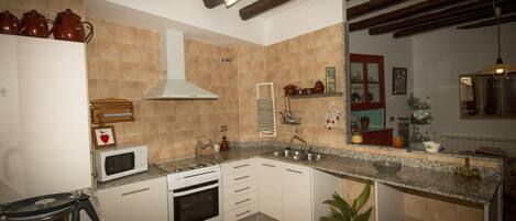 Fridge, microwave, oven, coffee/tea maker