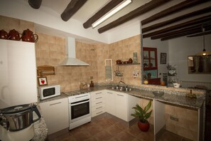 Kjøleskap, mikrobølgeovn, ovn og kaffetrakter/tekoker