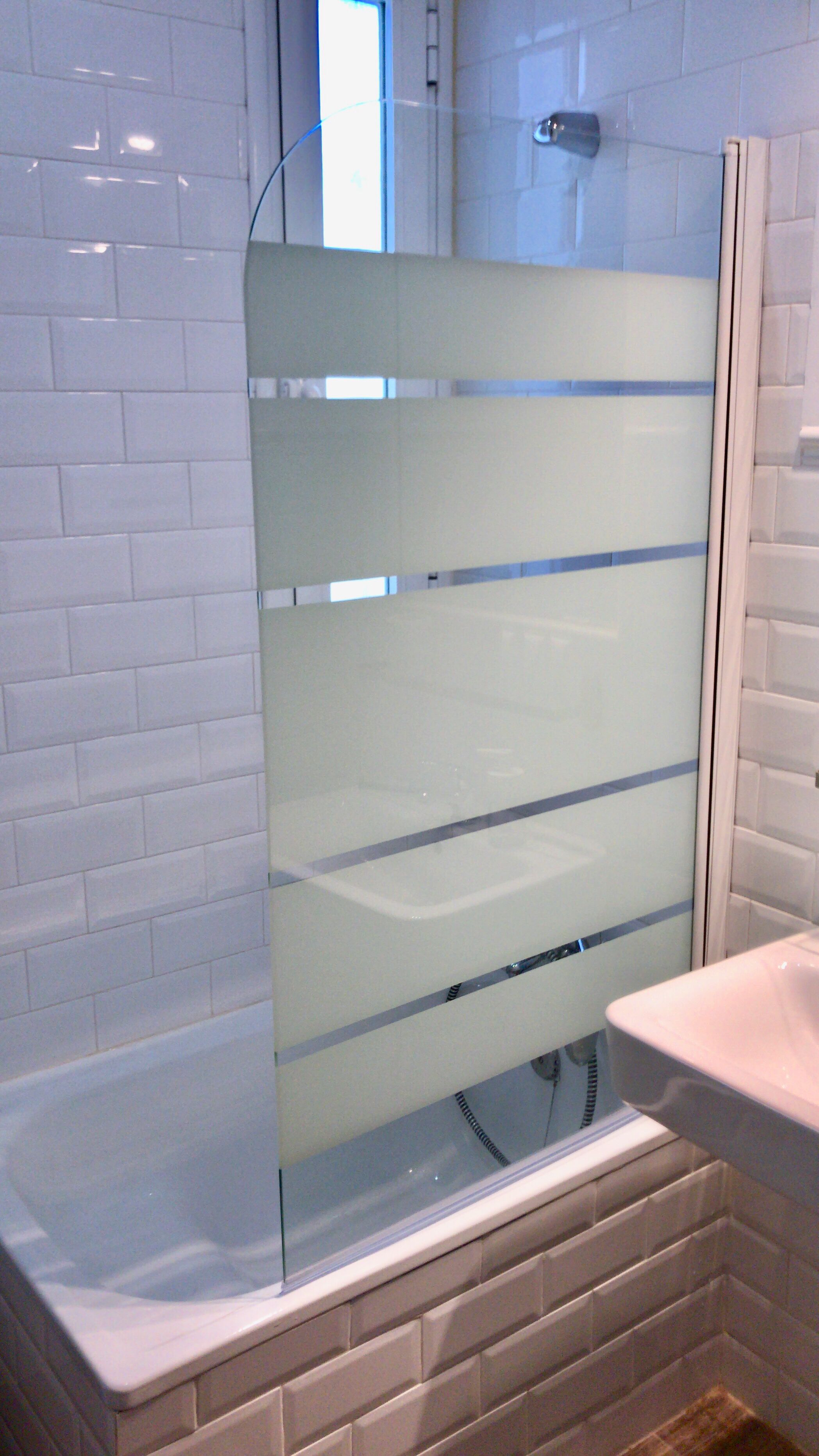 Combined shower/tub, hair dryer, bidet, towels