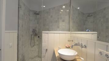 Ensemble douche/baignoire, sĂšche-cheveux, bidet, serviettes fournies